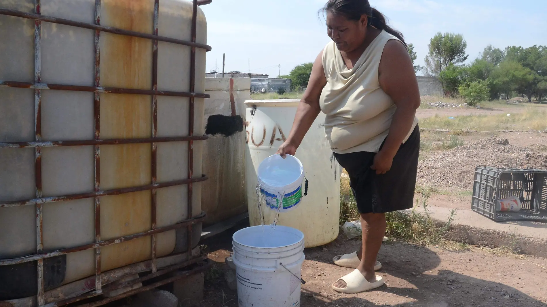 Señora Rosa Llenado Botes de Agua para Su casa en la Colonia Granjas del Sur (4)